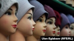 Манекены на рынке "Дордой". Иллюстративное фото.