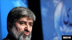 علی مطهرى كه از نمايندگان جناح اصولگراى مجلس شوراى اسلامى محسوب مى شود در ماه هاى گذشته انتقادهاى شديدى از عملكرد محمود احمدى نژاد و برخى از مقام هاى دولت وى صورت داده است.