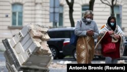 Загреб- жени покрај урнатините предизвикани од земјотресот кој го погоди главниот град на Хрватска утринава, 22.03.2020