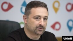 Голова «Укрпошти» Ігор Смілянський написав у фейсбуці, що спеціально призначив презентацію марки, присвяченої ЗСУ, на 23 лютого, щоб привернути увагу до цієї події