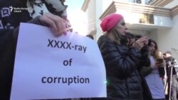 Jurnaliști și activiști, protestând la CSM