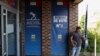 Вхід на виборчу дільницю в Енен-Бомон, Франція, 30 червня 2024 року