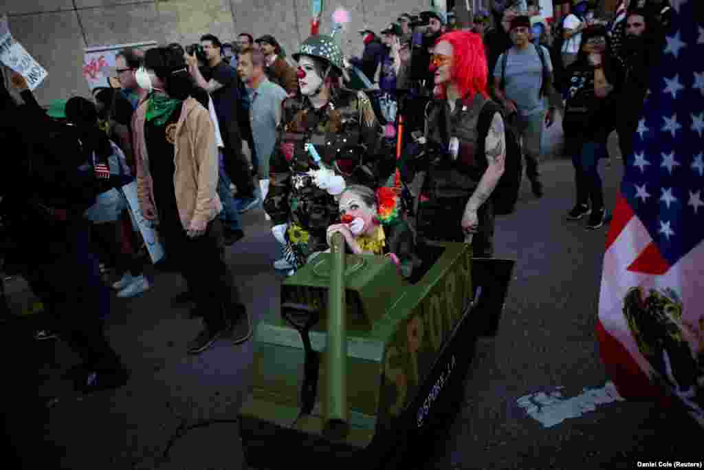 Учасники акції протесту «Ні королям» проти політики президента США Дональда Трампа в костюмах клоунів біля мерії в Лос-Анджелесі, Каліфорнія, США, 18 жовтня 2025 року