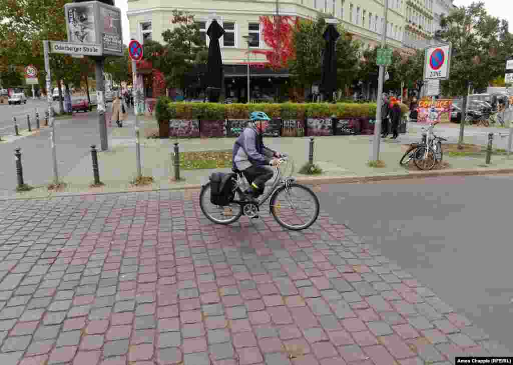 Un val de oameni trecând printr-o spărtură a Zidului pe 11 noiembrie 1989, după ce soldaților est-germani și s-a ordonat să se dea la o parte și să lase berliezii din est să treacă. Puțini treceau și dinspre vest spre est, ca să își ia rudele. Era sfârșitul divizării Berlinului. Era începutul sfârșitului pentru divizarea Europei.&nbsp; În urma negocierilor dintre Moscova, Washington, Londra, Paris, Berlin (Germania ex-comunistă) și Bonn (Germania Federală), statul german va fi, la rândul său, reunificat, pe 3 octombrie 1990.&nbsp;