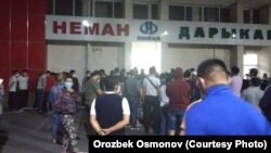 Дарыкананын алдында кезек күткөндөр.
