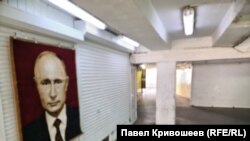 Портрет Путіна в підземному переході від ЦУМу до пл. Леніна в Сімферополі. Серпень 2025 року