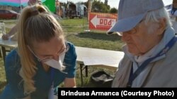 Pacienții sunt îndrumați spre corturile unde se fac examinări de specialitate