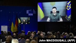 Ukrajinski predsjednik Volodimir Zelenski obraća se na Berlinskoj konferenciji o obnovi Ukrajine putem video linka 25. oktobra 2022.