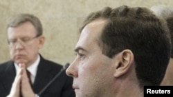 Финансы министри Алексей Кудрин (солдо) Модернизациялоо жана техникалык өнүгүү боюнча президенттик комиссиянын жыйынында. Оңдо жыйын төрагасы президент Дмитрий Медведев. Димитровград, 26-сентябрь, 2011