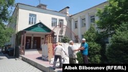 Выборы муфтия сопровождаются скандалами. На фото - участники акции протеста у здания муфтията. 21 мая 2021 года.