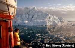 Турист милується крижаним морським пейзажем бухти Діско, Гренландія, у травні 2007 року