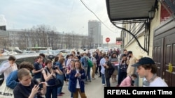 Moscova: protestul tinerilo în fața tribunalului care anchetează patru jurnaliști ai revistei studențești DOXA, Rusia, 14 aprilie 2021.