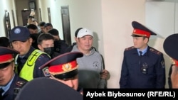 Тилекмат Куреновду соттон алып кетип баратышат. 21-апрель, 2025-жыл. Бишкектин Биринчи май райондук соту 