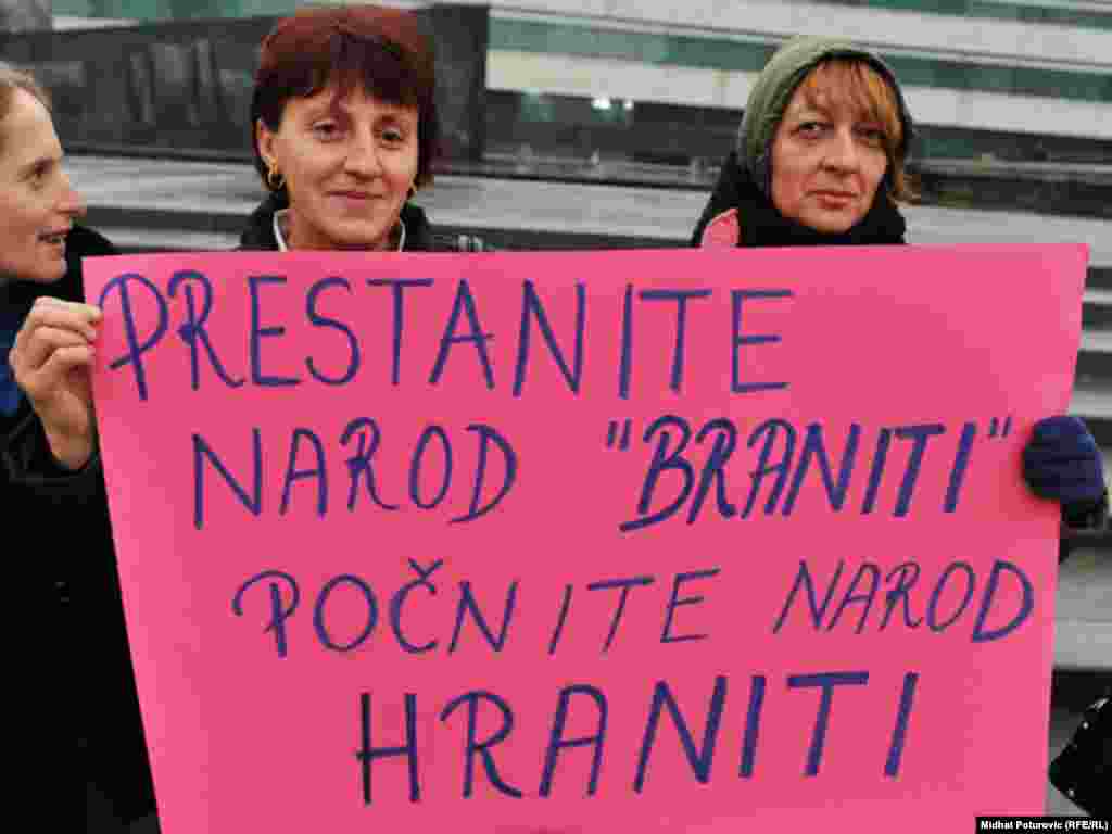 Mirni protest žena ispred zgrade Parlamenta BiH zbog neformiran​ja državne vlasti i ignorisanj​a Zakona o ravnopravn​osti spolova, Sarajevo, 24.11.2011.