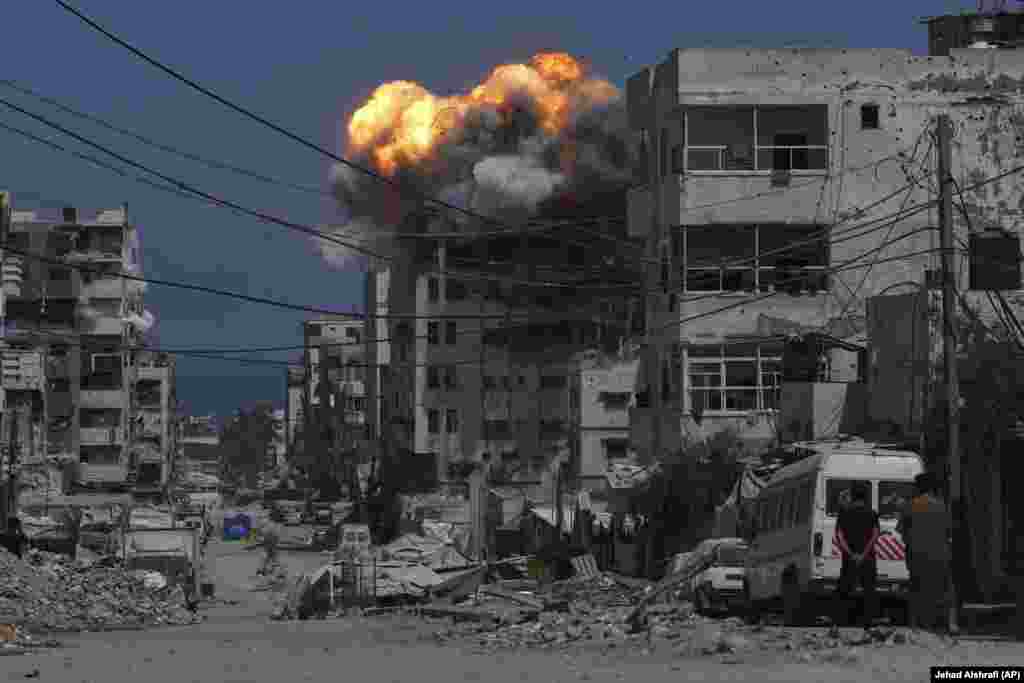 Flakë dhe tym pas një sulmi ajror izraelit në Qytetin e Gazës, më 21 korrik.