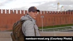 Ivan Scripnicenko fotografiat la memorialul lui Nemțov
