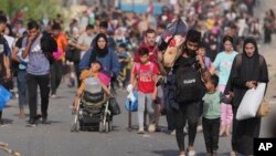 Палестинци напускат Газа.