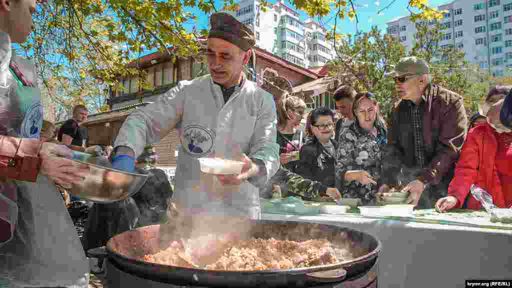 Представители Таджикской общины Севастополя готовят плов на Фестивале национальной кухни. Именно за порцией плова в этом году выстроилась самая большая очередь гостей кулинарного праздника