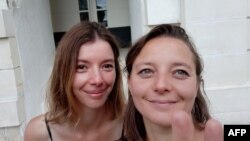سسیل کوهلر (راست) به همراه خواهرش (عکس از آرشیو)