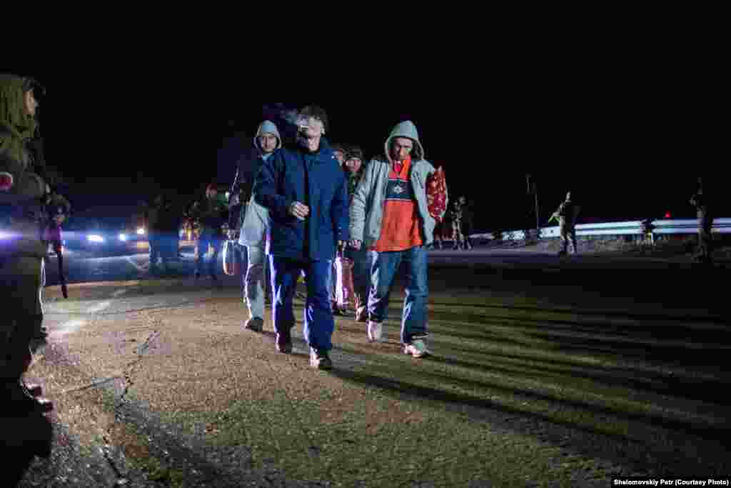 Полонені сепаратисти рухаються у напрямку до озброєних бойовиків