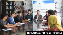 د افغانستان د رڼو ټاکنو بنسټ (تیفا) محمد نعیم ایوب زاده خبریالانو ته وویل، د ځینو انتخاباتي ټیمونو د پلویانو لخوا دوی ته ګواښونه شوي دي.