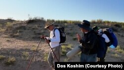 Трое участников пешей экспедиции через пески Таукум. Алматинская область, июль 2025 года