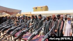 Militanti tzv. "Islamske države" predaju oružje avganistanskim snagama u Javzjan provinciji u Avganistanu, 2. august 2018.