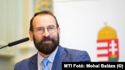 Az Alaptörvény szövegezője, Szájer József beszédet mond az Alaptörvény elfogadásának ötödik évfordulóján egy konferencián 2016-ban