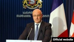Леван Изория подчеркивает, что без призывников армия испытывает проблемы с комплектацией, к тому же солдаты-срочники обходятся государству гораздо дешевле контрактной армии