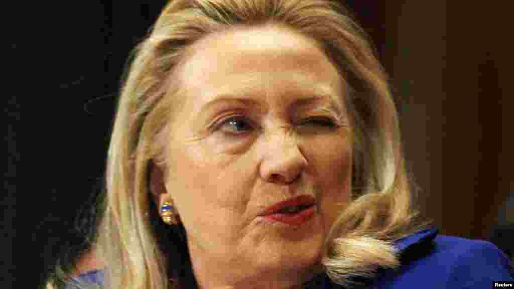 Не понравился...(Хиллари Клинтон просит подушку подмигиванием во время заседания в Сенате США, 28.02.2012).