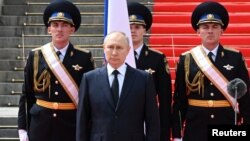 Орусиянын президенти Владимир Путин Кремлде аскер кызматкерлери менен жолугуп жаткан маалда тартылган. 27-июнь, 2023-жыл. 