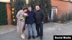 Зустріч батьків та Степана вже на підконтрольній владі України території. Фото з родинного архіву