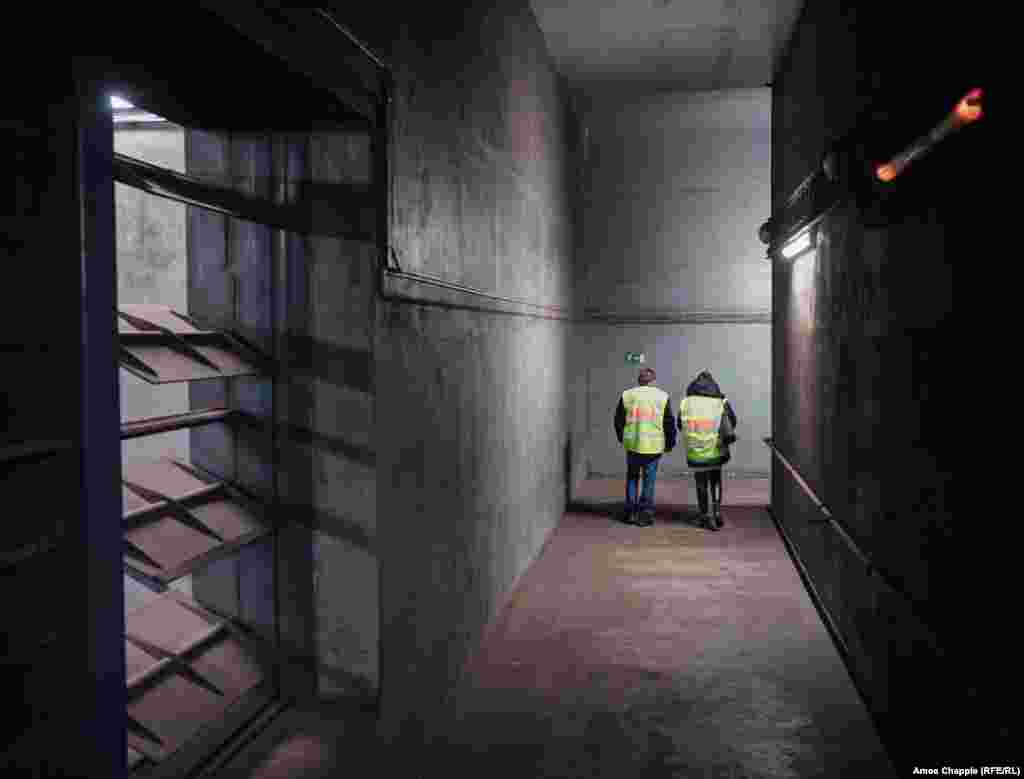 Un coridor de ventilație printr-o secțiune a unei stații de metrou din Praga. Accesul la apă în interiorul OSM din Praga se face prin rețeaua de alimentare a orașului. Adăposturile dispun, de asemenea, de bazine de stocare a apei care pot fi umplute în caz de prăbușire a infrastructurii în lumea exterioară.