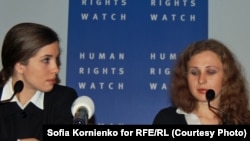 Надежда Толоконникова, Мария Алехина и Петр Верзилов на пресс-конференции в Амстердаме