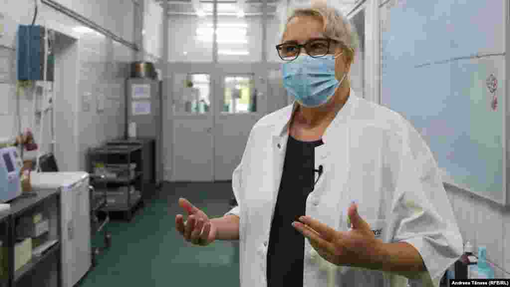 Genoveva Cadar, medicul șef ATI de la &bdquo;Marius Nasta&rdquo; îi îndeamnă pe oameni să se protejeze în continuare chiar dacă se vaccinează.