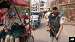 Полиция кызматкери Нью-Делинин көчөлөрүнүн биринде күзөттө. Индия, 10-май, 2025-жыл. 