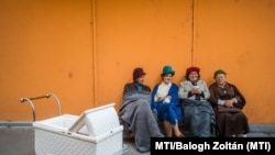 Statiszták Fazakas Péter rendező A játszma című filmjének forgatásán az újlipótvárosi Tátra utcában 2020. október 20-án (Képünk illusztráció)