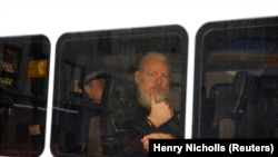 Джулиан Асандж по време на задържането му на 11 април.