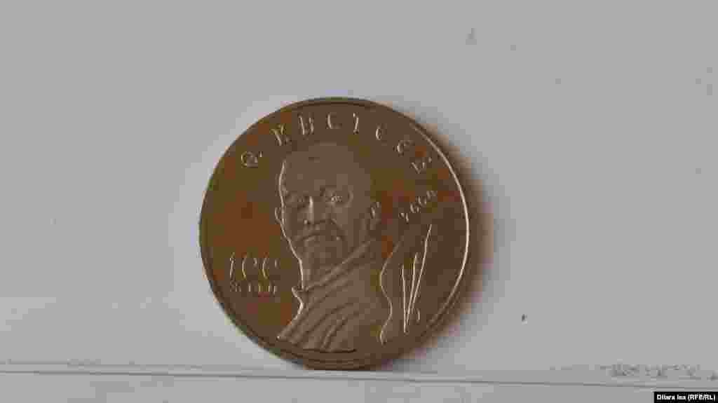 Эта монета отчеканена к вековому юбилею известного казахстанского художника Абилхана Кастеева.