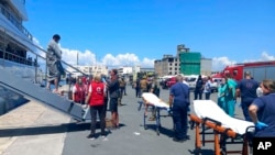 Preživjeli pristižu nakon operacije spašavanja u luci u gradu Kalamata, oko 240 kilometara (150 milja) jugozapadno od Atene, u srijedu, 14. juna 2023.