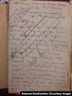 СССР Илимдер Академиясынын Кыргыз филиалынын Тил, Адабият жана Тарых Институтуна кызматка алуу тууралуу арызы жана бул мекеменин жетекчилеринин колдору. Фрунзе (азыркы Бишкек). 1952-жылдын 24-25-июну.