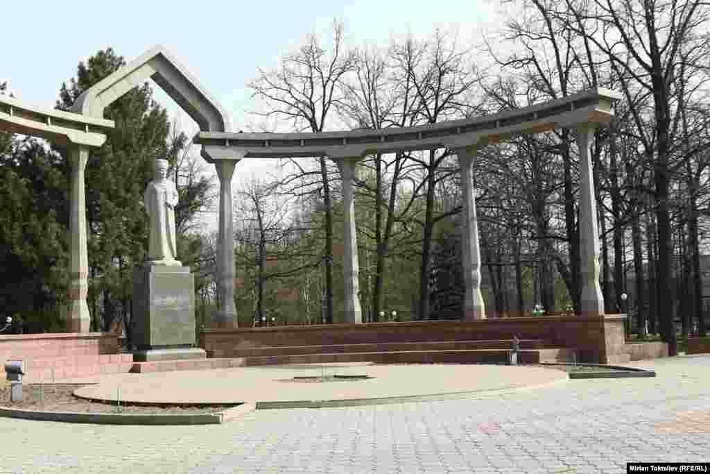 Памятник алайской царице у входа в парк, который был установлен в 2004 году