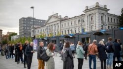 Referendumul lituanian pentru dubla cetățenie va avea loc pe 12 mai, data oficială a alegerilor prezidențiale. Deja a început însă votul „timpuriu, inclusiv la secții de vot mobile, la Vilnius. 