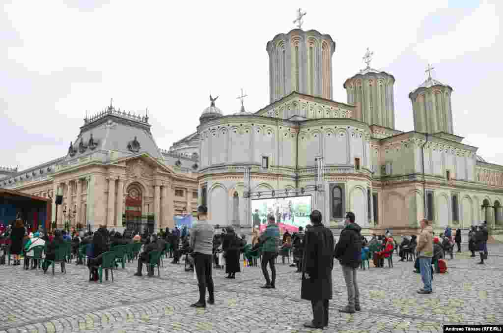 Creștini ortodocși participă la slujba religioasă oficiată &#238;n Joia Mare, la Palatul Patriarhiei din București, Rom&#226;nia. 