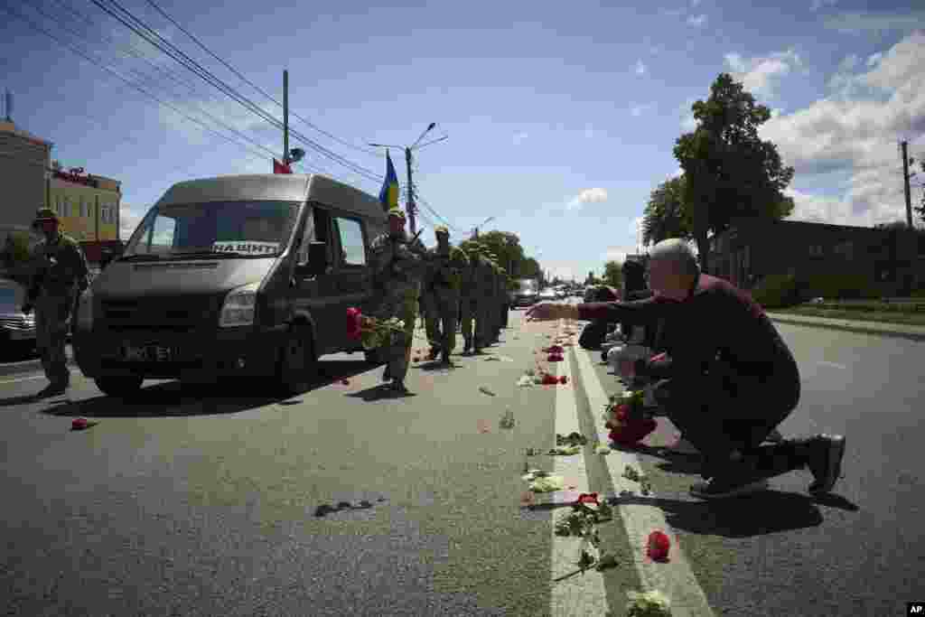 Украинанын Новые Петровцы айылынын тургундары Орусиянын армиясы урган соккудан өмүрү кыйылган Максим Балуевди акыркы сапарга узатууда. 