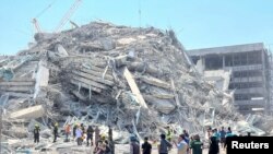 Мьянмадагы жер титирөөнүн толкуну Бангкокко чейин жетти. Курулуп жаткан имарат урап калды.