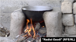 Электр қуаты тапшы Тәжікстанда жұрт даладағы ошаққа ас әзірлеуге мәжбүр.