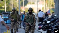 Индиялык аскерлер Кашмирдин Сринагар шаарындагы эл көп жүргөн базарда күзөттө турушат. 29-апрель, 2025-жыл. 