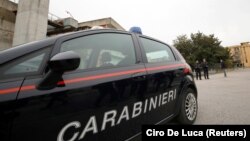Карабінери затримали обох під час зустрічі напередодні ввечері, 30 березня, відразу після передачі італійцем документів в обмін на гроші