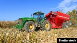 Згідно з позицією міністерства, заборона розпоряджатися своєю власністю, тобто продавати свою землю, порушує конституційні права українців і гальмує економічний розвиток